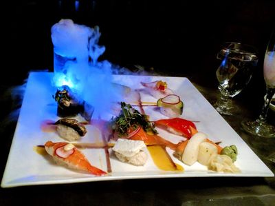 Fusion Sushi di Sini Dibuat dan Disajikan oleh  Para Ninja
