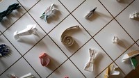 Tips tersebut ialah sebuah origami yang terbuat dari bungkus sumpit. Ternyata ada arti di balik bungkus sumpit (Harumi Ozawa/AFP)