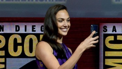 Gal Gadot Tebar Pesona di Comic-Con saat Promosikan Wonder Woman 1984
