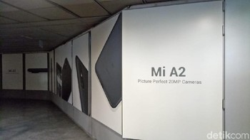 Tampak jelas ponsel yang akan diluncurkan adalah Xiaomi Mi A2. Foto: Dhani Irawan/detikcom