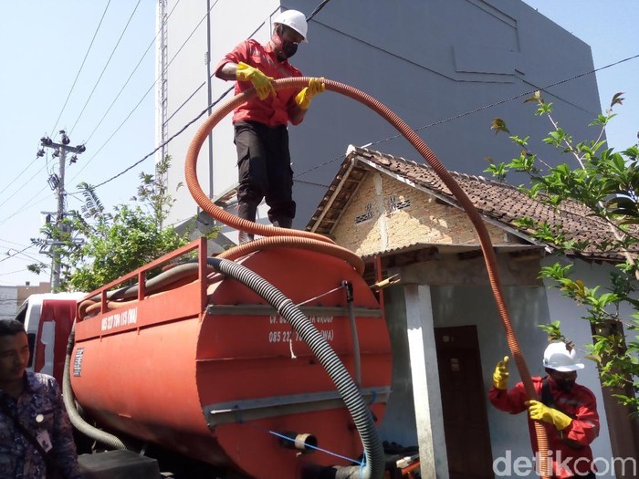 Layanan sedot septic tank di Solo, Selasa (24/7/2018).