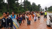 Warga yang terkena terjangan banjir yang dipicu bendungan jebol ini terpaksa mengungsi. Foto: Attapeu Today/Facebook via BBC