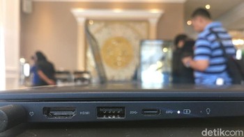 Adapun sandblasting finish digunakan menggantikan pola concentric yang biasa digunakan pada ZenBook. Foto: detikINET/Agus Tri Haryanto