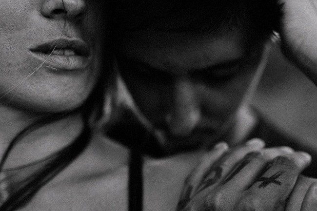 Foto pasangan dalam nuansa hitam dan putih, terasa intim dan hangat. Foto: Dok. Junebug Weddings/Björn Lexius of Hafenliebe Wedding Photography.