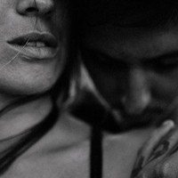 Foto pasangan dalam nuansa hitam dan putih, terasa intim dan hangat. Foto: Dok. Junebug Weddings/Björn Lexius of Hafenliebe Wedding Photography.