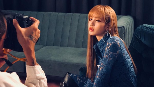 Foto: Gaya Nyentrik Lisa BLACKPINK, Tomboi Tapi Tetap Cantik