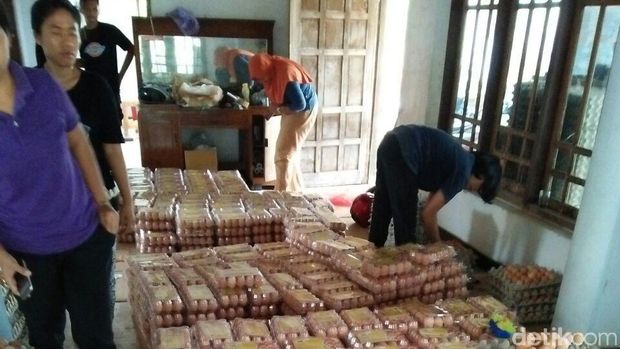 Penjual telur ayam di Blitar/