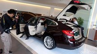 Mobil ini dibanderol Rp 1,569 miliar (off-the road).