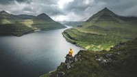 Faroe Island berada di sebelah timur Atlantik dengan 18 pulau kecil yang mengitarinya. Pulau ini berada di antara Eropa dan Amerika Utara dan menjadi salah satu destinasi liburan favoritnya Turis Eropa dan Amerika. (Visit Faroe Islands/Facebook)