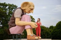  Patung  Kue  Setinggi 7 Meter di London Ini Dibuat Oleh 