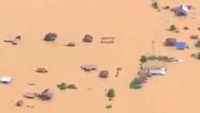 Sekitar 5 miliar meter kubik air, yang setara lebih dari 2 juta kolam renang ukuran Olimpiade, tumpah saat bendungan itu jebol. Rumah-rumah warga yang ada di bagian selatan distrik San Sai tersapu terjangan air yang tumpah dari bendungan itu. Foto: ABC via express.co.uk