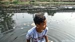 Sungai Kotor Lahan Bermain Kesukaan Anak-anak di Pinggiran Kota Jakarta