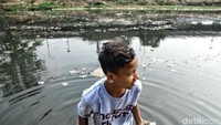 Tak hanya berbahaya karena sungai di kawasan utara Jakarta itu tak ada yang tahu kedalamannya, tetapi juga kondisi air yang tercemar tentu tak baik untuk kebersihan dan kesehatan anak-anak. Air yang kotor akibat sampah dan limbah industri mampu membuat iritasi di tubuh manusia dan menjadi sarang penyakit, terlebih anak-anak ini tak ragu menenenggelamkan tangan atau kaki mereka ke dalam air yang tercemar itu untuk menangkap ikan.