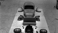 Suku cadang VW Beetle saat difoto tanggal 14 Juli 1964. Daily Express/Hulton Archive/Getty Images.