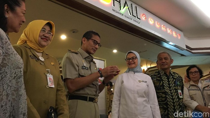 Kepala BPOM Penny Lukito dan Wakil Gubernur DKI Jakarta Sandiaga Uno membagikan stiker keamanan pangan jelang Asian Games 2018. Foto: Annissa WD/detikHealth Kepala BPOM Penny Lukito dan Wakil Gubernur DKI Jakarta Sandiaga Uno membagikan stiker keamanan pangan jelang Asian Games 2018. Foto: Annissa WD/detikHealth