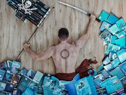 Super Kreatif! Pria Ini Bikin Foto Keren Pakai Susunan Buku