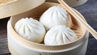 Steamed Stuffed Buns (Baozi): Banyak gerai di China sajikan Baozi alias bakpao di klakat bambu. Baozi ada beragam isian seperti daging babi, daging ayam dan sayuran. Ada juga yang polos seperti mantau. Foto: iStock