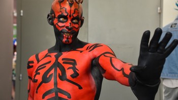 Darth Maul, salah satu karakter The Dark Side pada film Star Wars. Totalitas sekali ya cosplaynya! Foto: CNET