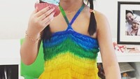 Shakira dikenal ceria dan jago nari. Ia pun doyan makan cupcake sampai mulutnya belepotan seperti ini, hihihi... Foto: Instagram jerryaurum