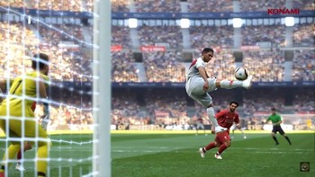 Radamel Falcao dari AS Monaco membalas gol dari Liverpool. Tampak ada Mohamed Salah di belakang sana. Foto: YouTube/officialpes