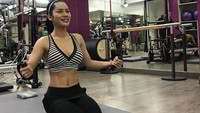 Apalagi, usai latihan ia suka memamerkan perutnya yang sixpack. Foto: Instagram/demplon_devi