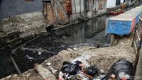 Air sungai yang kotor akibat sampah yang terus dibuang ke sungai. Sampah pun terlihat menumpuk di pinggir Sungai Warakas.