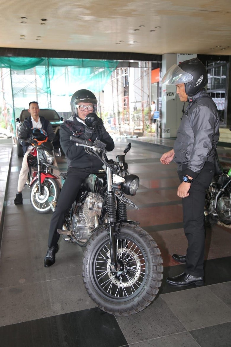 Kerennya Gaya Menteri Hanif Naik Motor Modifikasi Ke Kantor