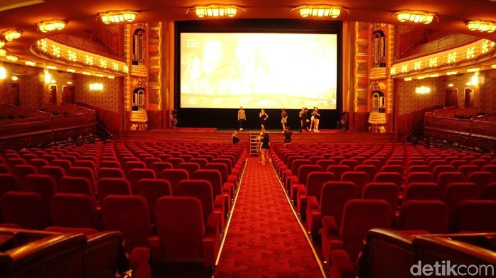 Tampilan Bioskop Pathe Tuschinski Untuk Pemutaran Trailler Si DOel Movie
