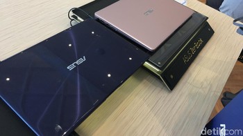 UX331UN dan UX331UAL sama-sama di dalamnya terdapat memori Intel Core i5, RAM 8 GB, 256 GB. Kelebihannya, UX331UN punya satu varian tambahan dengan memori Intel Core i7, RAM 16 GB, dan 512 GB. Foto: detikINET/Agus Tri Haryanto