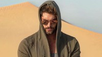 Menggenggam pasir di gurun Dubai (nick__bateman/Instagram)