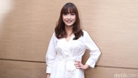 Chelsea Olivia tampak mengenakan baju bewarna putih dan celana berwarna senada. Pool/Ismail/detikFoto.