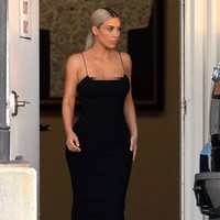 Gaun hitam selalu jadi pilihan paling aman dipakai di acara pernikahan. Kim Kardashian memilih spaghetti strap slip dress dan stiletto ketika menghadiri pernikahan Serena Williams dan Alexis Ohanian. Foto: Istimewa