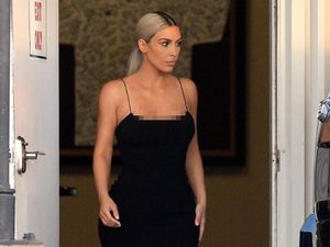 5 Gaya Seksi Kim Kardashian Datang ke Pesta Pernikahan
