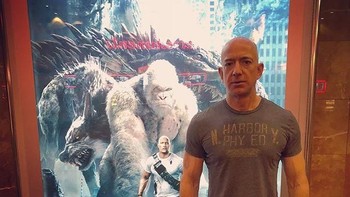 Bezos juga sering menaruh caption kocak di foto yang ia unggah. Seperti saat berfoto di depan poster film Rampage dan ia menaruh caption masih mengerjakan tatapan tajam saya. Foto: Instagram