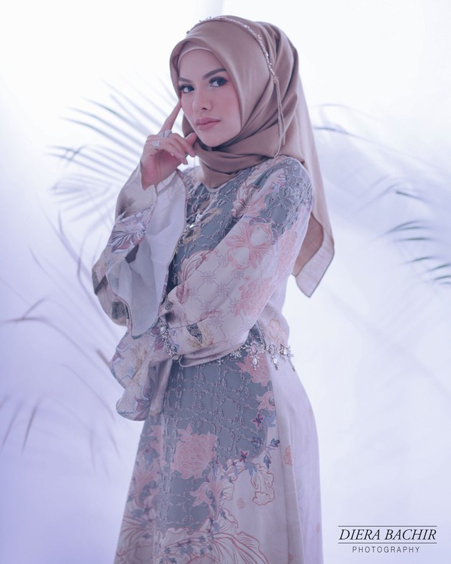 Nikita Mirzani juga tampil dengan dua busana berbeda. Pertama, ia memakai busana dari Ria Miranda yang manis. Nuansa make up yang lembut membuat wajah Nikita berbeda dari biasanya.  Foto: Diera Bachir