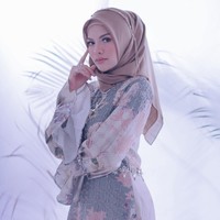 Nikita Mirzani juga tampil dengan dua busana berbeda. Pertama, ia memakai busana dari Ria Miranda yang manis. Nuansa make up yang lembut membuat wajah Nikita berbeda dari biasanya.  Foto: Diera Bachir