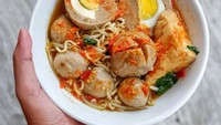 Yakin nggak pengen makan bakso kalau tampilannya seperti ini? Bakso telur berlumur sambal ini siap memanjakan selera. Eiiits kalau tak mau sakit perut, sambalnya jangan banyak-banyak ya. Foto : instagram @kokofoodjournal