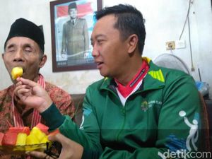 Sambil Suapi Soeharto, Menpora Janjikan Bonus dan Uang Saku