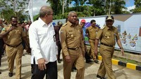 Gubernur Papua Barat Dominggus Mandacan meresmikan Pusat Pelatihan Teknik Industri dan Migas Teluk Bintuni (P2TIM-TB) bersama dengan Kepala SKK Migas Amien Sunaryadi di Teluk Bintuni. Foto: dok. Pemprov Papua Barat