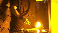Ternyata sushinya pun dimasak oleh koki yang mengenakan baju ninja. Wah, keren! Foto: Istimewa