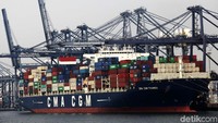 Kapal melakukan bongkar muat peti kemas di Pelabuhan Tanjung Priok, Jakarta, Senin (23/7/2018).