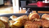 Tingkah anjing ini nggak kalah menggemaskan. Ia dilarang pemiliknya melihat makanan yang sedang dilahap. Eh, anjing ini masih penasaran dan sengaja mengarahkan hidungnya ke arah potongan pancake lezat. Foto: Bored Panda
