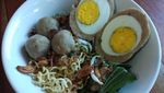 Mantap! Bakso Telur Berkuah Gurih Pedas Buat Makan Siang