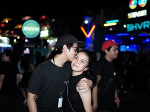 Iqbaal Ramadhan Peluk dan Cium Vokalis Band Ini, Netizen Heboh