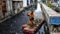 Pembersihan sungai tersebut tak hanya dibersihkan karena menyambut Asian Games 2018 yang akan dilaksanakan Agustus mendatang, tetapi juga untuk membersihkan sungai dari limbah rumah tangga dan industri rumahan yang seringkali masih belum menyadari pentingnya menjaga kebersihan lingkungan.