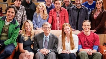 Gates sendiri pernah diundang menjadi bintang tamu di serial televisi The Big Bang Theory. Ia memamerkan foto bersama aktor dan kru serial tersebut di akun Instagram-nya. Foto: Instagram