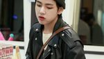 Gemasnya Gaya V BTS Saat Masak dan Makan Semangka