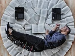 Super Kreatif! Pria Ini Bikin Foto Keren Pakai Susunan Buku