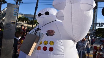 Baymax siap mengobati kamu di Comic-Con 2018. Foto: CNET