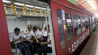 Sejumlah penumpang berada di dalam gerbong Light Rail Transit (LRT) Palembang di Stasiun Dekranasda Jakabaring (DJKA), Palembang, Sumatra Selatan, Senin (23/7). ANTARA FOTO/Nova Wahyudi.